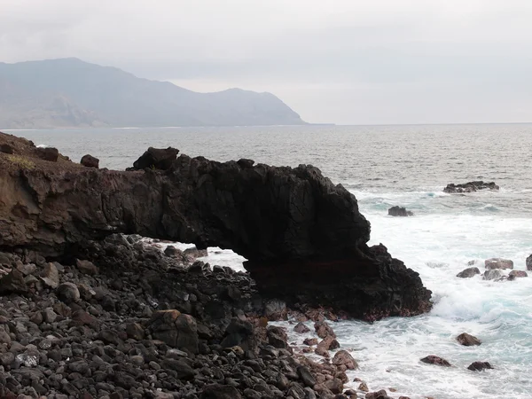Arche rocheuse naturelle sur la côte d'Oahu — Photo