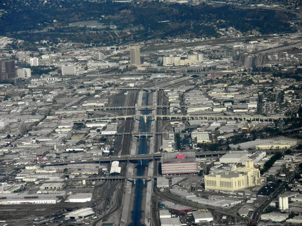 Водный путь, окруженный железнодорожными путями и Лос-Анджелесом — стоковое фото