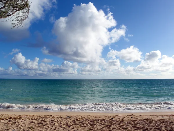 Woda łamie na plaży brzegu Waimanalo na Oahu na Hawajach — Zdjęcie stockowe