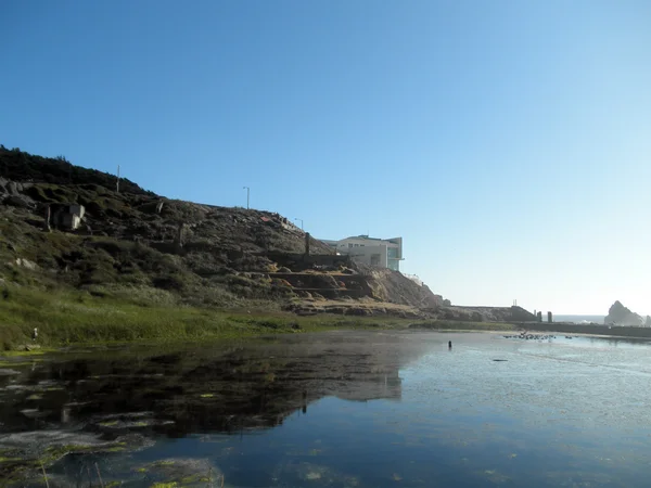 Cliff House Reflects off the water of the ruins of the Sutro Bat — Stock Photo, Image