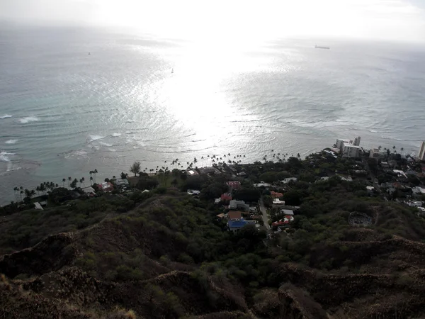 Zboczach Diamond Head, prowadzącej do oceanu — Zdjęcie stockowe