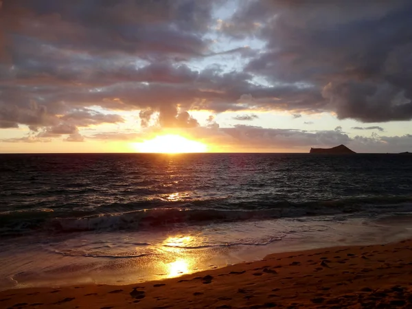 Sunrise wcześnie rano na plaży Waimanalo — Zdjęcie stockowe