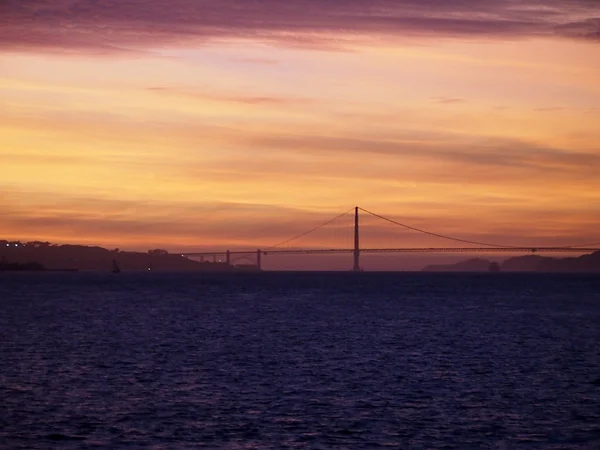 Zachód słońca nad San Francisco Bay i most Golden Gate — Zdjęcie stockowe