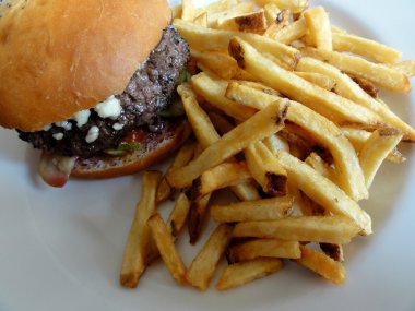 Sulu Hamburger ve büyük kızarmış patates