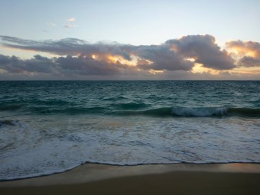 Waimanalo plaj dalgalar kazasında sabahın erken saatlerinde