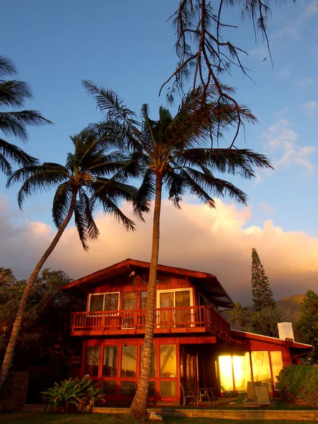 Sonnenaufgang spiegelt sich im Fenster des roten Strandhauses — Stockfoto