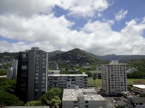 Wysoki budynek Punahou z góry Tantalus w oddali — Zdjęcie stockowe