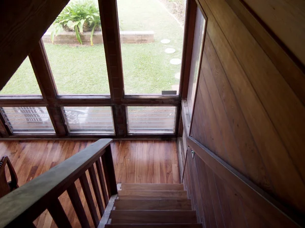 Escalera de madera que conduce abajo — Foto de Stock