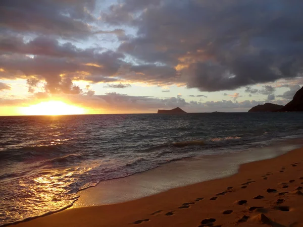 Alba del mattino presto sulla spiaggia di Waimanalo — Foto Stock