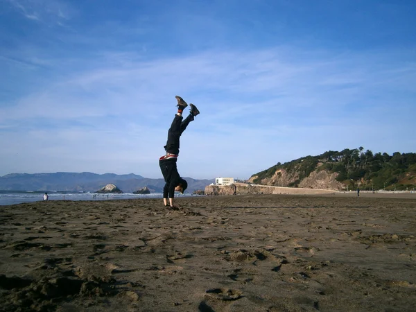 Handstand am Strand des Ozeans — Stockfoto