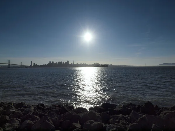Pôr do sol sobre a paisagem urbana e baía de São Francisco — Fotografia de Stock
