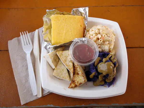 豆腐切片、 甘薯、 玉米面包和 mac 沙拉 — 图库照片