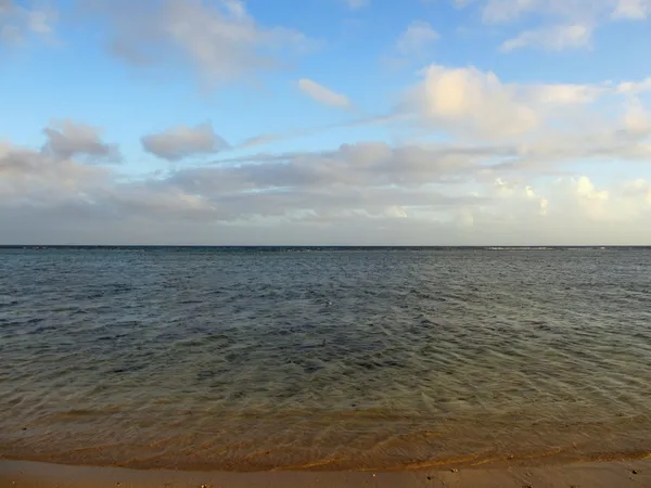 Ruhiges Wasser am Kahala-Strand — Stockfoto