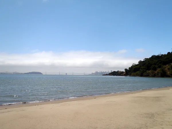Quarry Beach on Angel Island with the Bay Bridge in the Backgrou — Stock Photo, Image