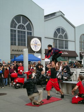 sanatçılar neredeyse başına Dengeleme kardeşi damla