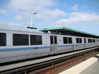 Bart tren Batı oakland istasyonu çeker.