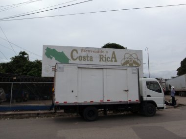 Bienvenido a Costa Rica - Sign behind a shipping truck