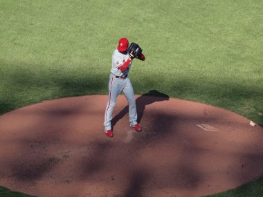 Phillies cole hamels adım atmak için ayarlar.