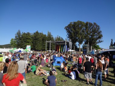 Kalabalık sahnede jam band saatler