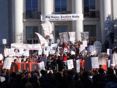 protestocular ralli uc üzerinde sproul binası önünde berkeley