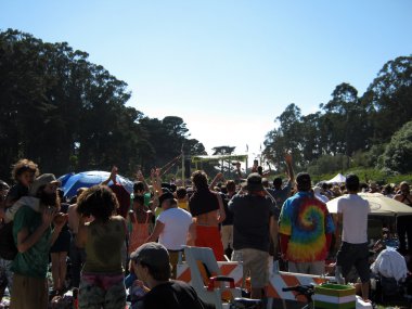 san francisco dalga eller havada michael franti olarak ve