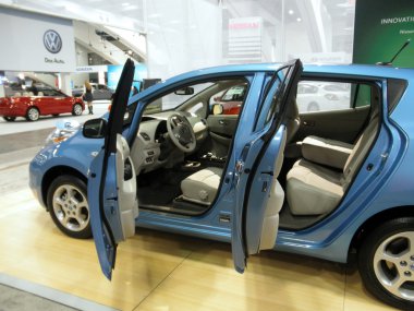 ekranda araç kapıları açık ile Nissan Yaprak