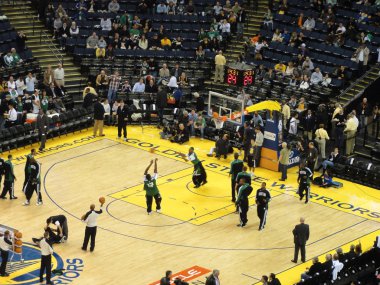 Celtics'in maç öncesi ısınma sırasında etrafında ateş