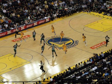 savaşçılar stephen curry topu mahkeme taşır