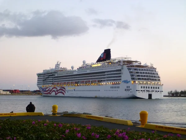 NCL Cruisship quitte Honolulu Harbor au crépuscule — Photo