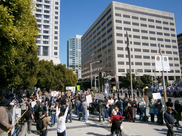 Manifestantes sostienen letreros y se manifiestan detrás de la valla SFPD a lo largo del 3er siglo —  Fotos de Stock