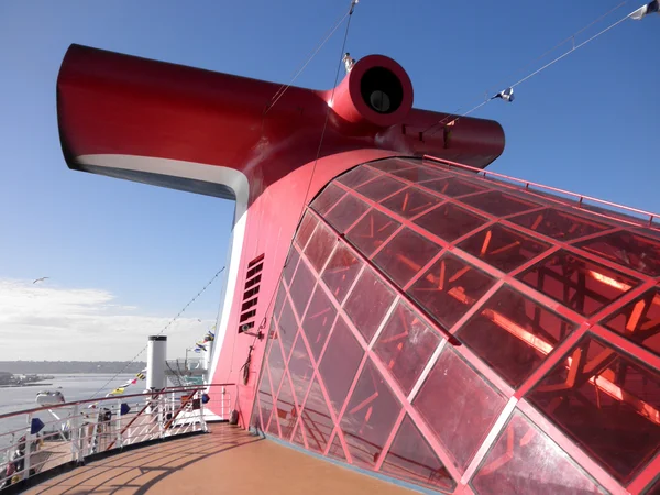 Carnival cruise linii statek komin i czerwony skyligh — Zdjęcie stockowe