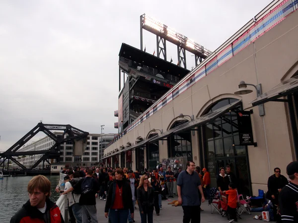 Giants fans undrar runt stadium före start av spelet 1 — Stockfoto