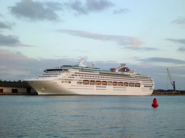 Świt Princess cruise, który siedzi księżniczka statek cumuje w honolulu harbo — Zdjęcie stockowe