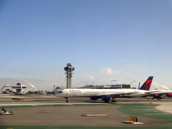 Delta Fly sidder på landingsbanen på LAX - Stock-foto