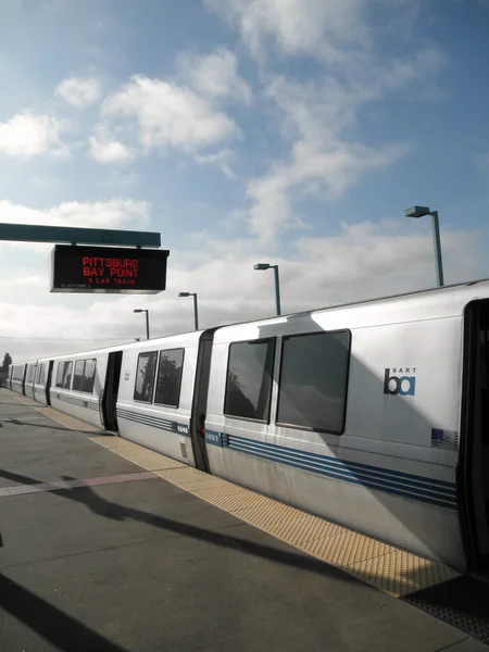 Барт поезд на запад Окленд станции — стоковое фото
