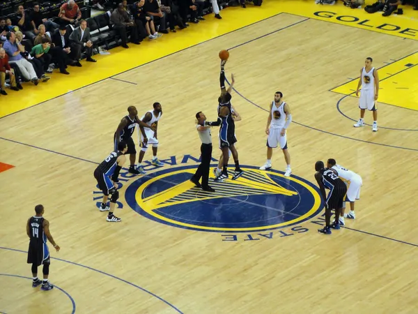 Game opening Jump Ball between Magics Dwight Howard and Warriors — Stock Photo, Image