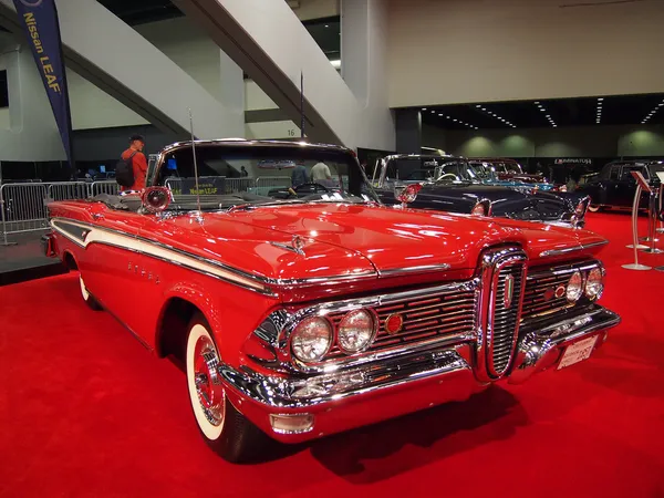 Red Classic Muscle Car on Display — Stock Photo, Image