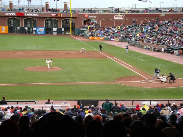 Giants Tim Lincecum бросает мяч в Brewers Batter — стоковое фото