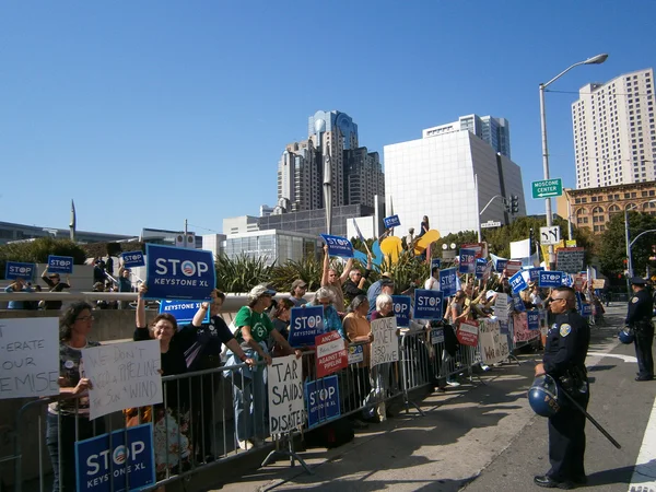 Protesters hold large Sign behind SFPD fence — Stock Photo, Image