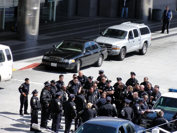 警察官のグループ戦術を話し合うために集まる — ストック写真