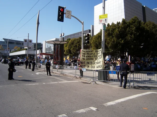 Demonstranten halten großes Schild hinter sfpd-Zaun — Stockfoto