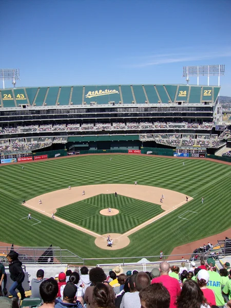 A's Pitch throws as Reds batter swings with runners taking leads — Stock Photo, Image