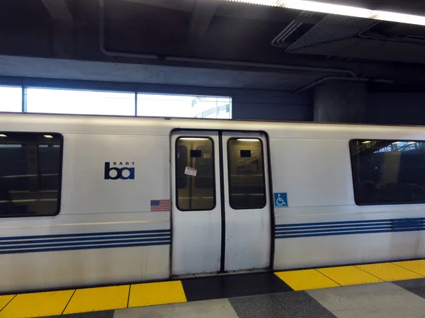 Bart 列车停泊在证券及期货条例站 — 图库照片