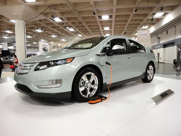 Plug-in carro híbrido o Chevy Volt em exposição em uma plataforma giratória — Fotografia de Stock