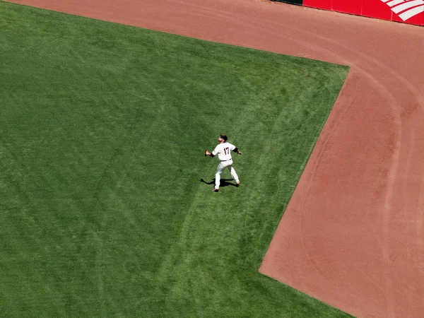 Giganti Aubrey Huff si sposta in posizione per prendere palla mosca — Foto Stock