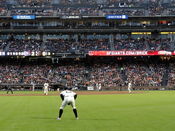 Outfielder Cody Ross sentadillas listo para la acción de juego — Foto de Stock