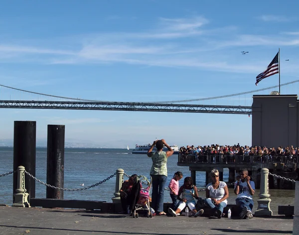 Blue Angels fly by Bay Bridge as Peolpe watch air show — Stock Photo, Image