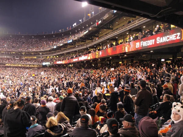 Giants Fans cheer in the stands as 'Freddy Sanchez' is displayed — Stock Photo, Image