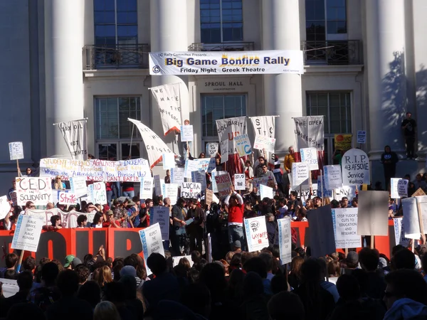 Protestujący rajd przed sproul hall na uc berkeley — Zdjęcie stockowe