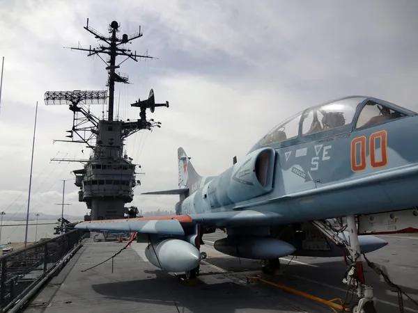 Niebieski granatowy samolot na pokładzie uss hornet — Zdjęcie stockowe